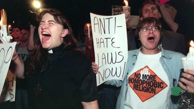 Những người biểu tình đòi có thay đổi sau vụ giết ông Matthew Shepard, một thanh niên đồng tính, hồi năm 1998