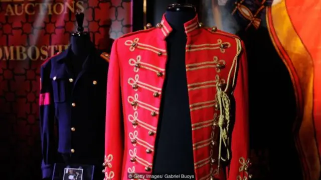Michael Jackson'un üniformalarından biri de Wyedean ürünü.