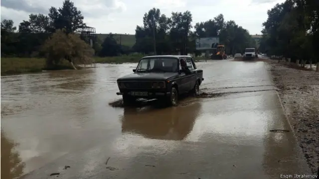 Qaraməryəm-İsmayıllı-Şəki avtomobil yolunun hərəkət hissəsinə ziyan dəymədiyi deyilsə də, yolun müəyyən hissələri yuyulub