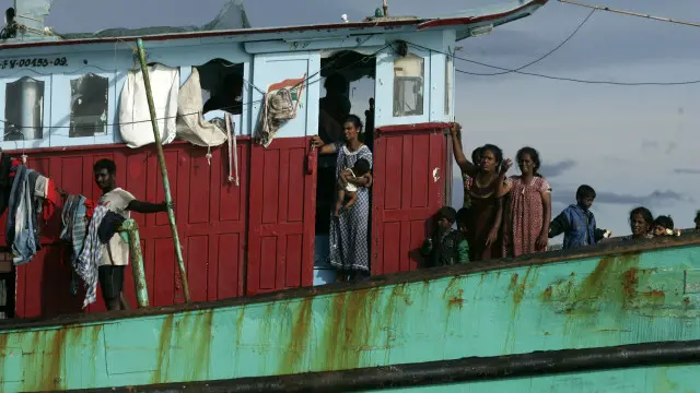 Kapal tersebut mengangkut 44 pengungsi, termasuk seorang perempuan hamil dan sembilan anak.