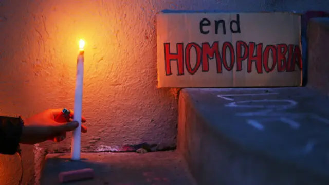 硬紙板上寫著「停止恐同」