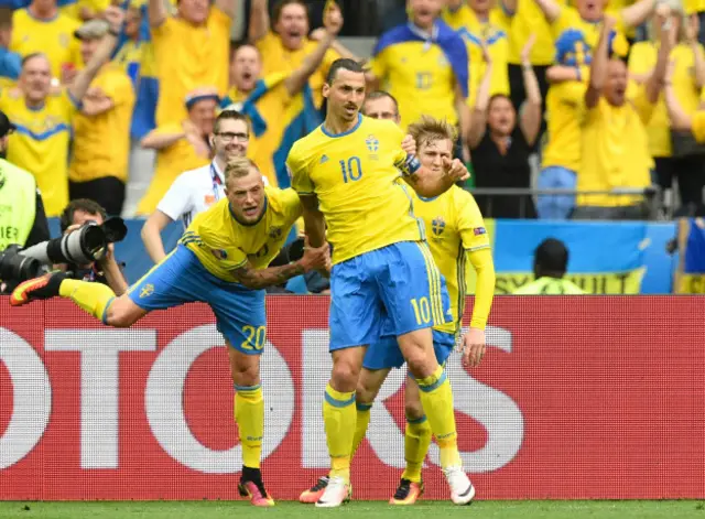 ...а форвард шведів Златан Ібрагімовіч та його колеги радіють