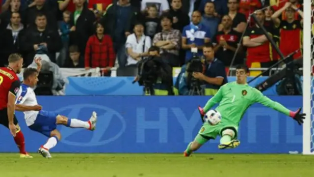 Kiper Belgia, Thibaut Courtois, beberapa kali menyelamatkan gawang dari serangan para pemain Italia.