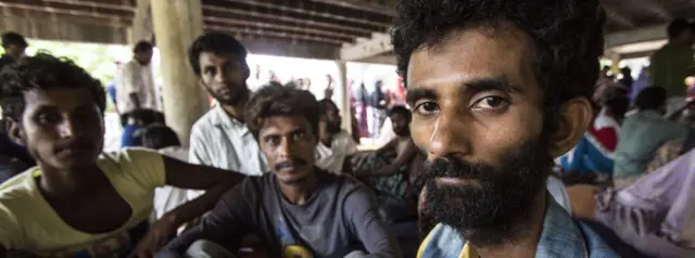 印尼亞齊北部某村莊內一批緬甸羅興亞族偷渡者在收容中心內等待安置（12/5/2015）