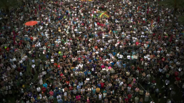 در مراسم یادبود در اورلاندو جمعیت انبوهی گرد آمدند