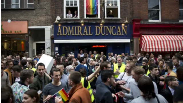 گردهمایی یادبود قربانیان کشتار اورلاندو در سوهو، لندن