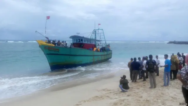 Kapal berisi 44 pengungsi etnis Tamil itu terdampar di perairan Aceh, sejak Sabtu (11/06) malam.