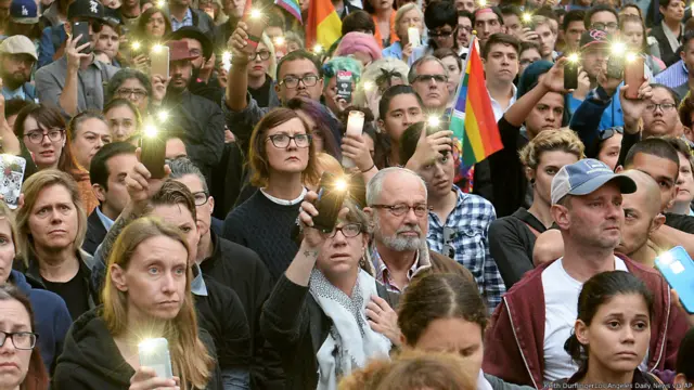 奥兰多市和世界多个城市分别举行烛光集会，悼念奥兰多市夜总会枪击事件中的遇难者。