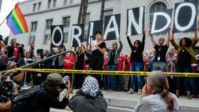 烛光集会是在奥兰多市主要的艺术表演场合——菲利普中心举行，那里已变成一个临时纪念馆。