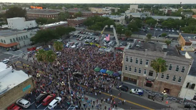 烛光集会是在奥兰多市主要的艺术表演场合——菲利普中心举行，那里已变成一个临时纪念馆。