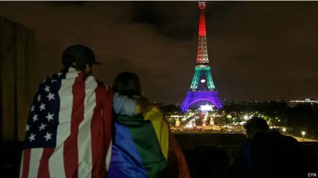 在法国巴黎，埃菲尔铁塔也亮起了彩虹灯光，哀悼奥兰多枪击案受害者。 