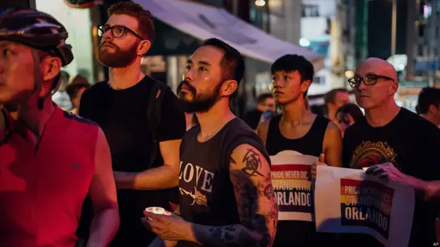 在香港，多个同性恋团体在中环砵甸乍街举行烛光集会，包括歌手何韵诗和黄耀明在内的近百人出席了悼念活动。