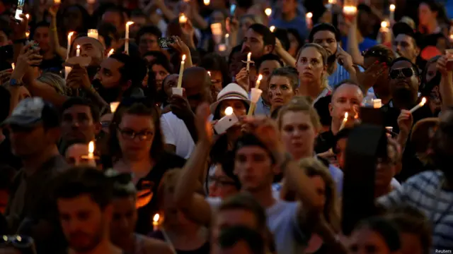 اس سے قبل ایف بی آئی کے سربراہ جیمز کومی نے کہا تھا کہ حملہ آور نے فون پر شدت پسند تنظیم دولتِ اسلامیہ اور النصرہ فرنٹ سمیت مختلف تنظیموں سے وابستگی ظاہر کی تھی۔