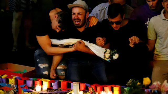 امریکہ سمیت دنیا کے مختلف شہروں میں اورلینڈو میں ہم جنس پرستوں کے نائٹ کلب پر حملے میں ہلاک ہونے والوں کی یاد میں دعائیہ تقریبات منعقد ہو رہی ہیں۔