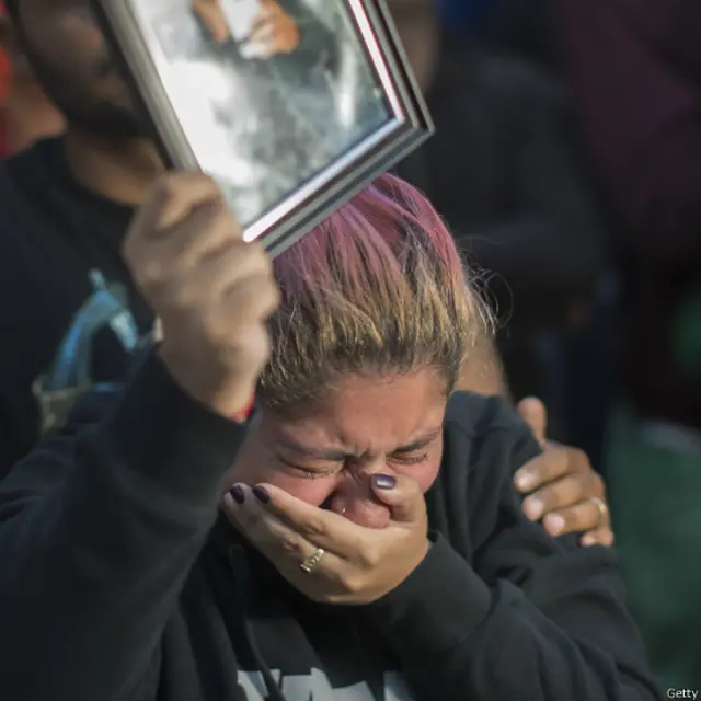 لندن کے علاقے سوہو میں بھی لوگ اورلینڈو میں مارے جانے والے 49 افراد کی یاد میں جمع ہوئے اور ہلاک ہونے والے ہر شخص کے نام پر ہوا میں 49 غبارے چھوڑے گئے۔