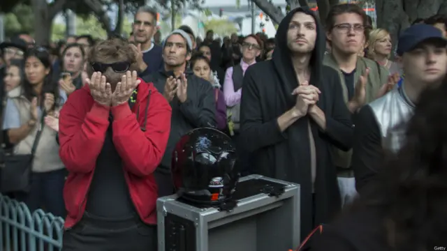 منگل کو امریکی شہر اورلینڈو کے علاوہ فرانس، آسٹریلیا، برطانیہ اور جرمنی سمیت مختلف ممالک میں دعائیہ تقریبات منعقد ہو رہی ہیں اور اس موقعے پر شمعیں روشن کی جا رہی ہیں۔