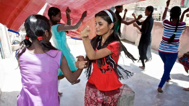 Yayasan Protsahan India, sebuah organisasi nirlaba yang menyediakan pendidikan dan memberi inspirasi bagi para perempuan yang tinggal di perkampungan.