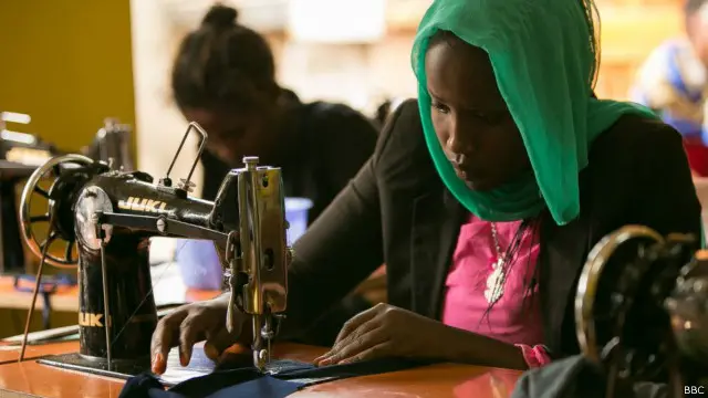 Kulakan Maisha menggunakan pendidikan untuk membuat perubahan besar di kehidupan para pengungsi perempuan muda.