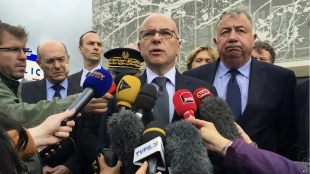 İçişleri Bakanı Cazeneuve: "Aşırılıkçı şiddet tehdidi altındayız."