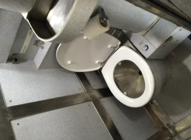 ٹرینوں میں بایو ٹائلٹ نصب کرنے کا منصوبہ بنایا گیا ہے