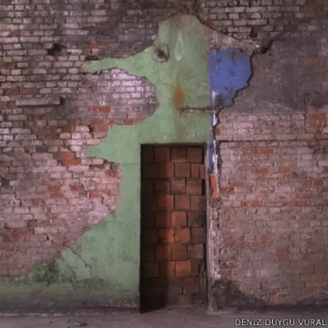 Deniz Duygu Vural'dan Tophane'de çok katmanlı bir bariyer. 