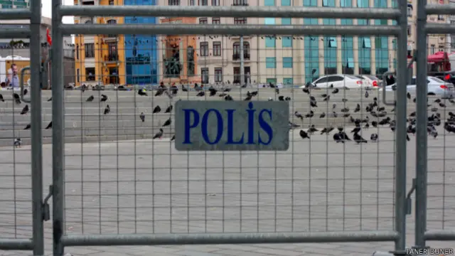 Taner Duner'in bariyeri, 1 Mayıs 2016'da İstanbul Taksim meydanından.
