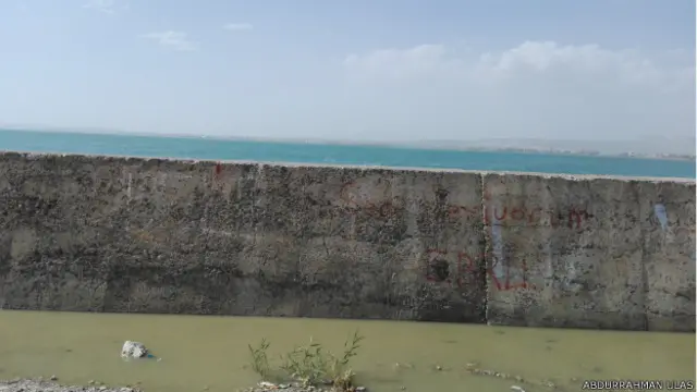 Deniz ile durgun su arasındaki bariyer, graffiti yazarının aşkını ilan etmesine engel oluşturmamış. Fotoğraf Abdurrahman Ulaş'tan. 