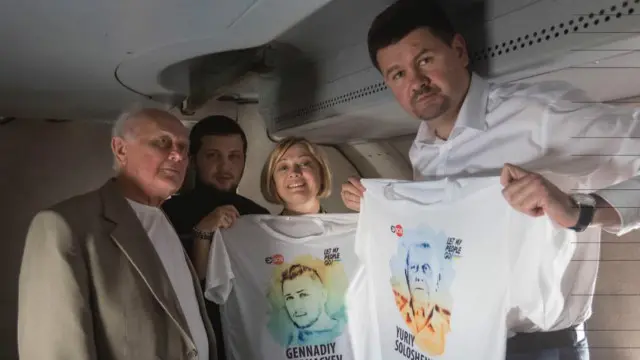 Солошенко і Афанасьєв у літаку, ще везе їх до України