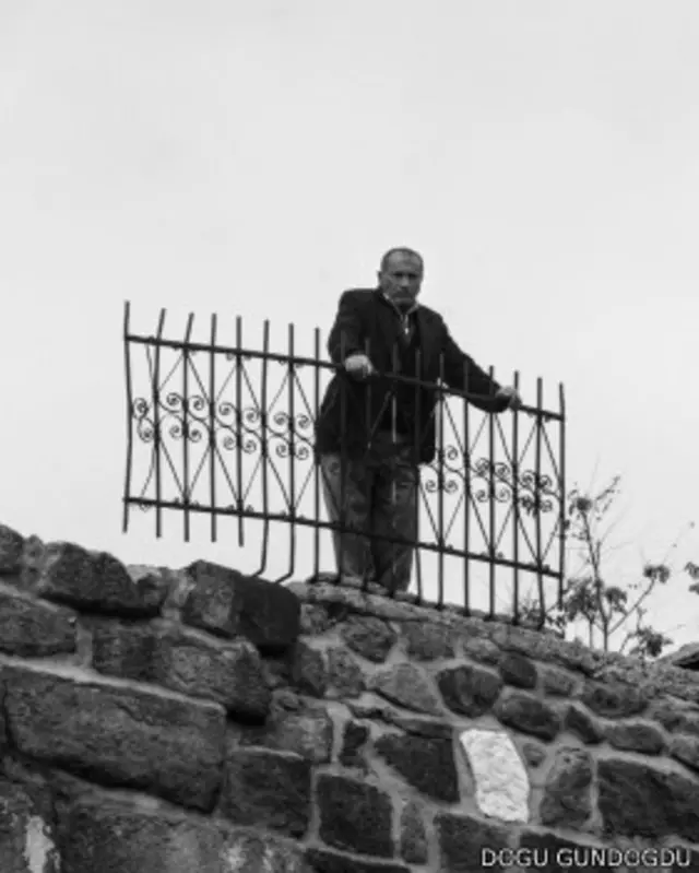 Doğu Gündoğdu'nun 2009 yılında lise öğrencisiyken çektiği fotoğraf. Ankara kalesinden dönüşte, arkasında oturduğu araba hareket halindeyken çekmiş bu kareyi. 