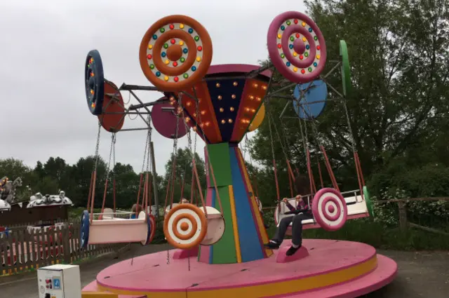 Карусели с одной девочкой