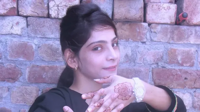 ایک تصویر میں زینت مسکرا رہی ہیں، تازہ مہندی لگے ہاتھوں کو کیمرے کے سامنے پیش کر رہی ہیں