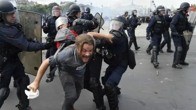 पेरिस में एक प्रदर्शनकारी को पकड़ती पुलिस.