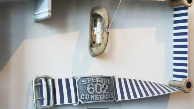 أحد أربطة ذراع عناصر الشرطة في غانا التي لم يُقدر لها أن تغادر أرض المصنع قطّ.