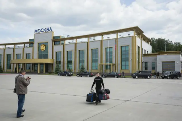 Геннадій Афанасьєв у російському аеропорту "Внуково-2"