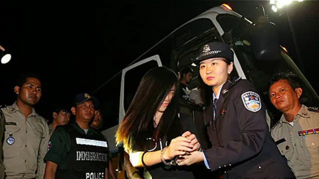 去年11月,柬埔寨警方将涉嫌从事电信诈骗犯罪活动的中国公民移交给中国警方。(资料图片)