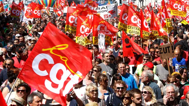 फ़्रांस में प्रस्तावित श्रम सुधारों के विरोध में पेरिस में प्रदर्शन करते मज़दूर.