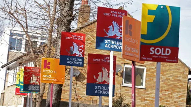 英国街头待售房产的广告