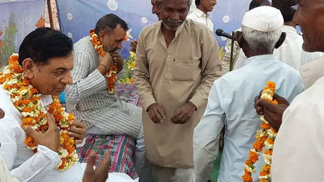 भाजपा सांसद का स्वागत करते लोग.