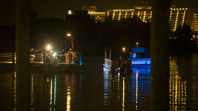 Sekitar 50 orang menggunakan perlengkapan sonar untuk mencari jasad anak laki-laki di danau dan kolam yang terhubung kanal.