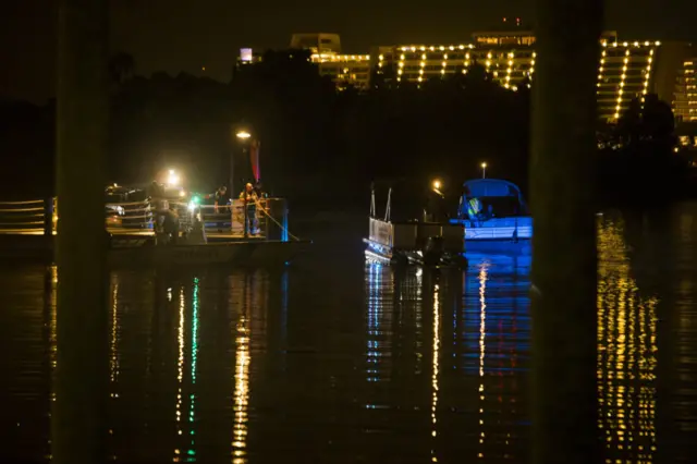 搜救人员彻夜在湖中搜寻男孩。