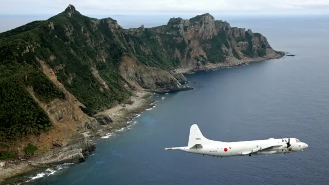日本自卫队P-3C巡逻机在尖阁诸岛（钓鱼岛）上空