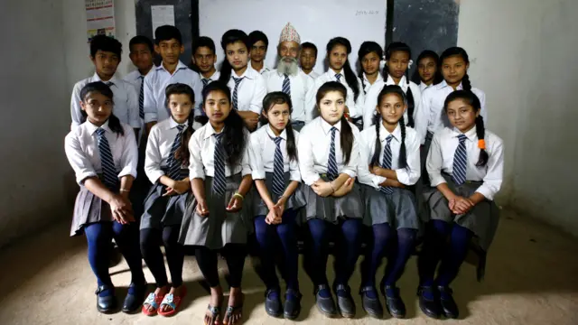 Di kelas 10, pria berusia 68 tahun ini belajar bersama dengan murid-murid yang masih berumur 14 atau 15 tahun. 