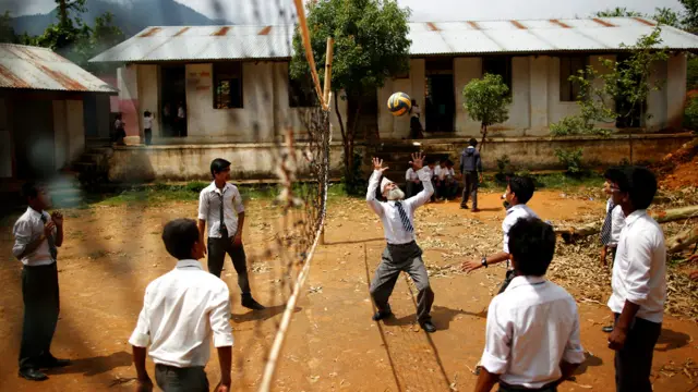 Durga Kami masih tetap semangat dan juga punya tenaga untuk megikuti semua kegiatan di sekolah, termasuk bola voli.