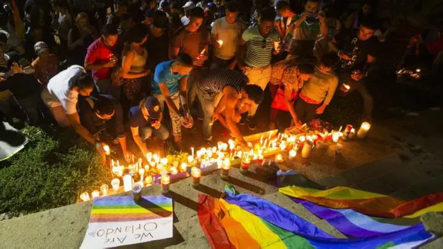 奥兰多市民和其它城市都有为夜总会枪击案49名受害者举行烛光悼念。