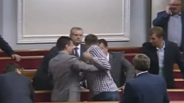 Депутат Володимир Парасюк завдає удару