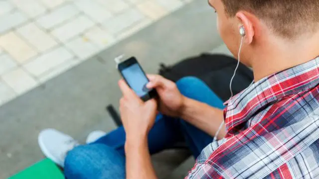 调查还发现,男孩子比女孩子更会主动在网上寻找色情内容。