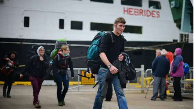 他们希望哈里斯岛酿酒厂可以阻止年轻人外出寻找工作，并刺激当地的商业发展。(图片来源：Getty Images)