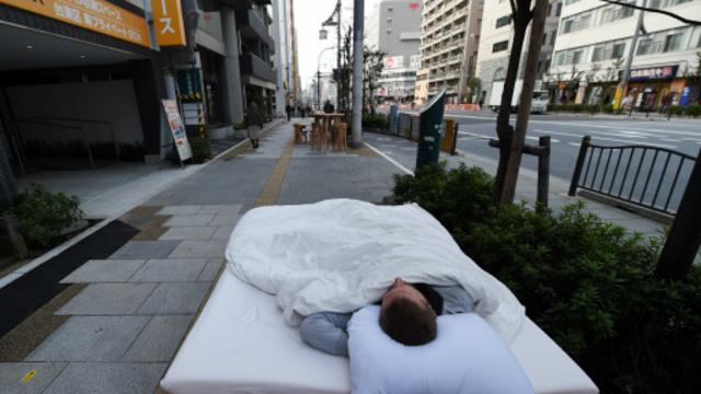 人类学家布里吉特·斯泰格发现日本社会对于在公共场所打盹——或称“小憩”，比其他国家有着更为宽容的态度。（图片来源: Getty Images）