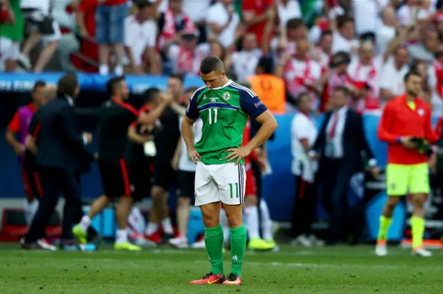 Конор Вашингтон сумує після програшу полякам у стартовому матчі Євро