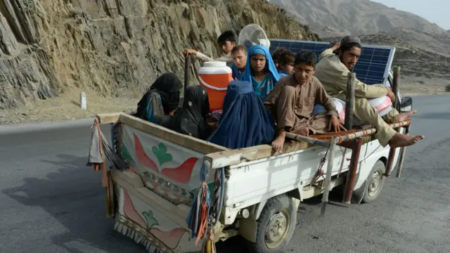 سرحد پر کشیدگی کے باعث کچھ لوگوں کو محفوظ مقامات پر بھی منتقل ہونا پڑا۔